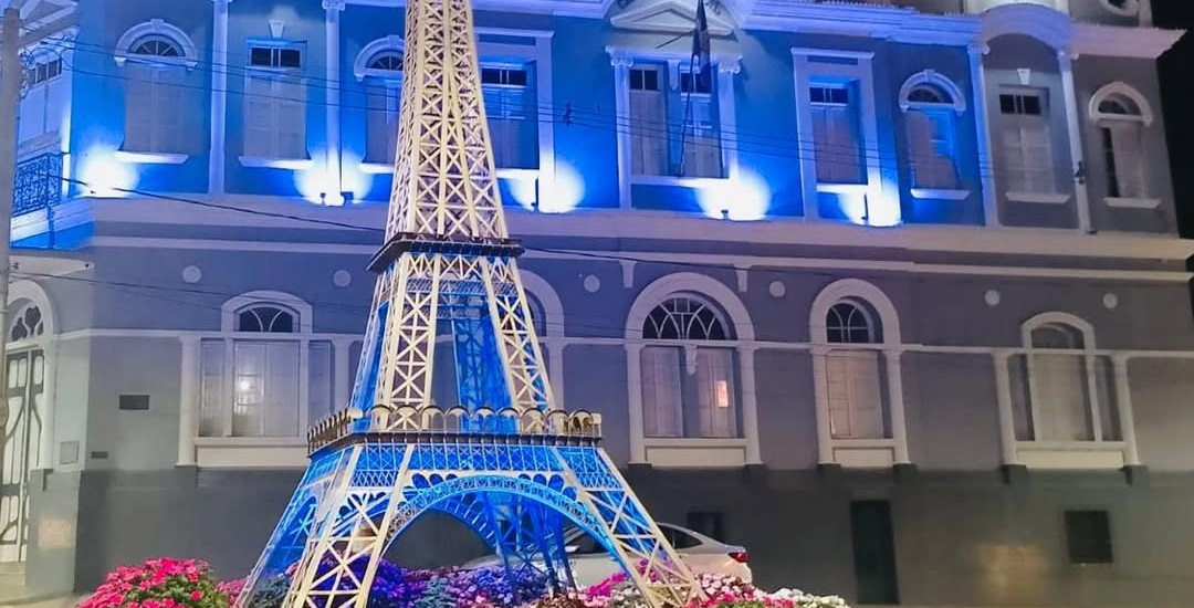 Prédio da Prefeitura de Santos Dumont e réplica da Torre Eiffel recebem iluminação azul em homenagem à conscientização sobre Autismo